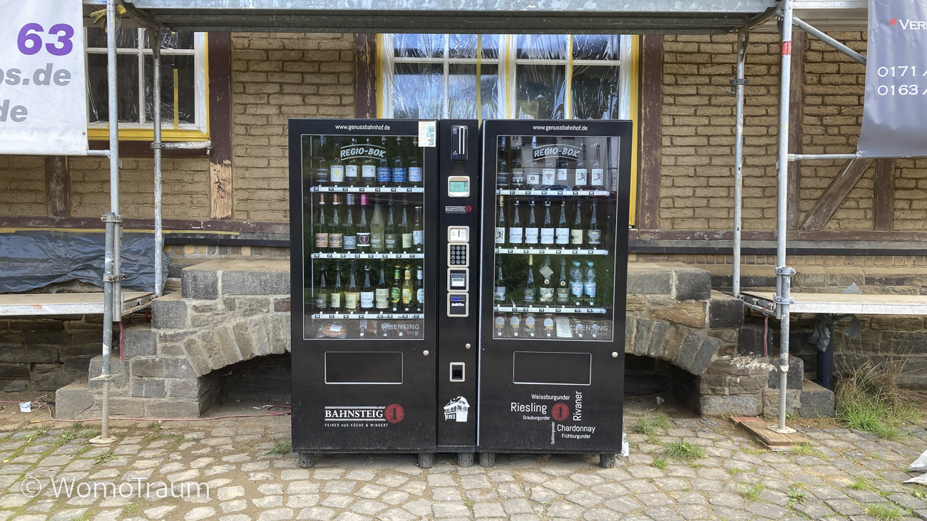 Verkaufsautomat am Bahnhof von Mayschoß im Ahrtal. Hier gibt es Wein und Fleischprodukte zu kaufen.