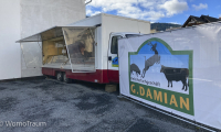 Der Verkaufsstand der Fleischerei Damian in Mayschoss im Ahrtal.