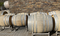 Weinfässer in Altenahr im Ahrtal.