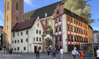 Die Elisabeth Kirche und die Häuser Hänsel und Gretel