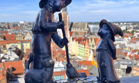 Die höchsten Zwerge Breslaus stehen auf der Brücke der Büßerinnen auf der Magdalenenkirche