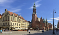 Der große Marktplatz Rynek in Breslau mit dem alten und dem neuen Rathaus.