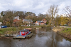 An der Jeetzel in Hitzacker. Im Hintergrund der Weinberg