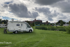 Der Wohnmobilstellplatz liegt direkt gegenüber der Marienburg