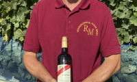 Winzer Raik Moh mit einem Roséweine