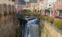 Wasserfall in der Stadt Saarburg