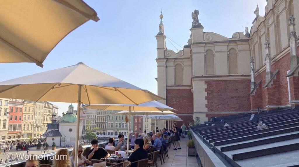 Von der Terrasse des Cafe Szal hat man einen tollen Blick auf den großen Marktplatz in Krakau