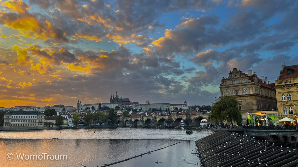 Grandiose Abendstimmung an der Moldau mit Blick auf die Prager Burg